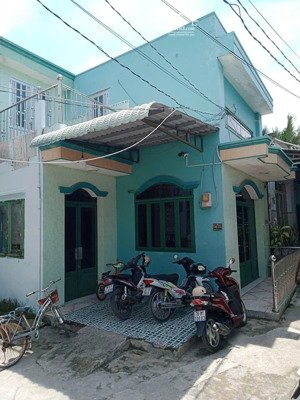 vi tri dân cư đông đúc yên tĩnh . cách quốc lộ 100m . đối diên ngân hàng sacombank . có khoảng sân