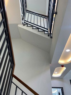 ngay kế ngã tư nguyễn trãi 1100m2 hầm 8 lầu