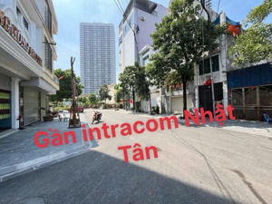 nhà 3 tầng -dân xây - 52m2 - thông - oto - chân cầu nhật tân - nhỉnh 8 đồng ( thương lượng)