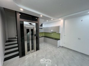 ngõ thông ba bước ra mặt phố sầm uất,lô góc nhà mới tinh, thang máy. dt 37m5t mt5m giá 10,9tỷ có tl