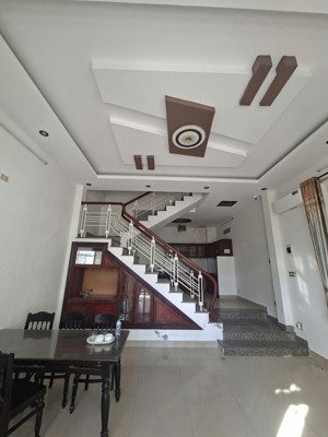 cho thuê nhà ..3 tầng ..
đuuong 7m5 gần biển
kv ơn trà ...vài bước chân ra biển
dt sd 200m2
3 fong