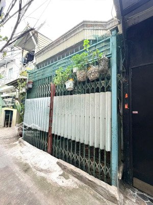 ngay trường nguyễn hữu thọ - nhà cấp 4 - tiện cải tạo mới - 4x15m - sát mặt tiền - nhỉnh 5 tỷ