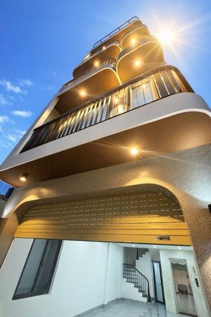 lô góc, ô tô đỗ cổng, thang máy, thạch bàn, long biên 56m x 5 tầng 9.x tỷ có tl