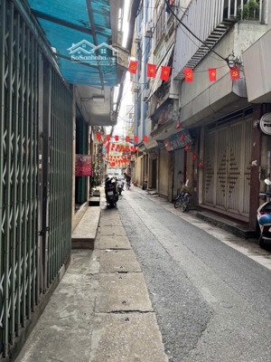 nhà lô góc ,3 tầng, mt 5m, ngõ rộng ô tô con đỗ cửa, vài bước ra tt tm chợ mơ, tiện ích vô vàn.