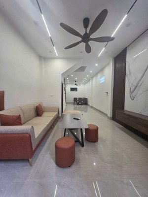 8 tỷ nhỉnh có ngay nhà phố sài đồng, 55m , 4 ngủ ,mới tinh ,20m ra hồ ,phun nội thất