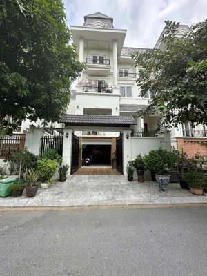 biệt thự lk khu đô thị lideco ql 32 hoài đức. - diện tích: 144,3m2
- số tầng: 5 tầng
- giá 24,8 tỷ