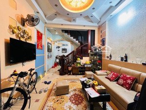 bán nhà tt cầu giấy dt50 m 4tầng nhà dân xây chắc chắc vị trí đẹp ngõ thoáng gần phố gần oto