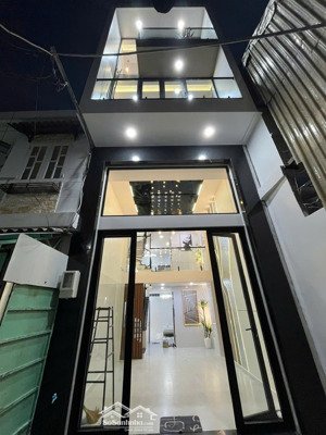 nhà 4 tầng thang máy sịn sò tặng ntcc đường lạc long quân