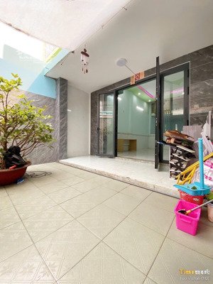 nhà nguyên căn có lầu lửng phòng khách trống suốt phù hợp kinh doanh ở.