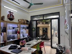 cần bán gấp nhà tại khương trung 50m 5 t ngõ thông kinh doanh . thiết kế hợp lý