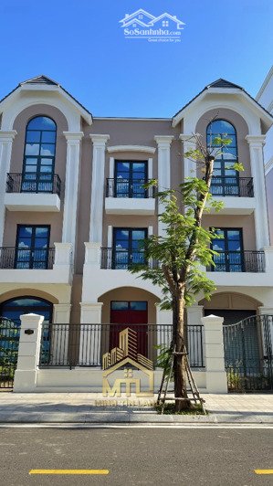 bán biệt thự song lập 200m2, có sân vườn, khu compound tại kđt vinhomes grand park. lh 