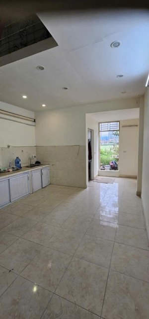 nhà cũ dân xây chủ xác định bán đất. khu vực gần shunshine đang triển khai nhiều dự án.