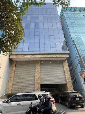 cho thuê tòa nhà tại trần thái tông. dt:150m* 6 tầng + 1 hầm. mt;9m . thông sàn , thang máy