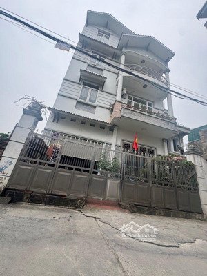 ngô gia tự - việt hưng . nhà 3 tầng rất chắc chắn dt 140m ,mt 8,5m ,ngõ ôtô vị trí đẹp giữa phố .