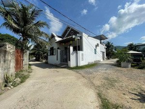 nhà gần bên bệnh viện diên khánh 1ty380 đường thông ô tô thoải mái nhà 2 mặt tiền 75m2
các