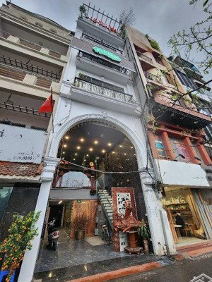 mặt phố nghi tàm tuyệt đẹp, kinh doanh, oto tránh , sân vườn rộng mát 141m 38 tỷ 