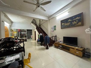 nhà mặt phố khu đô thị xa la, 2 ô tô tránh nhau thoải mái