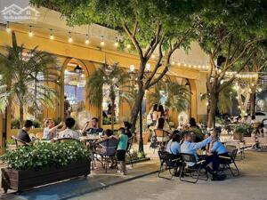 Cho thuê căn góc DTSD: 210m2 phố Hồ Sen vỉa hè rộng, nhận diện tốt.