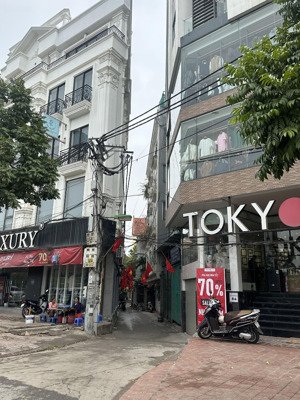 bán nhà 2 tầng ngay gần sat qlo 1a, 2 mặt ngõ. chỉ 6.x tỷ. chủ cần bán gấp