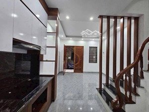 nhà mới đẹp chỉ 8 tỷ, 5 tầng, 3 pn, về ở luôn.