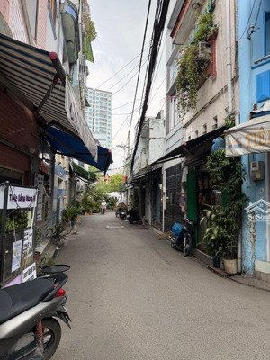 nhà đẹp 2 tầng hẻm xe hơi cạnh đầm sen - giáp tân bình - quận 11 - chỉ hơn 2 tỷ