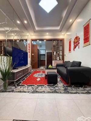 bán gấp nhà mễ trì hạ từ liêm, dân xây 5 tầng thông sàn ,ô tô 5 tạ đỗ cửa, 60m ra bãi ô tô