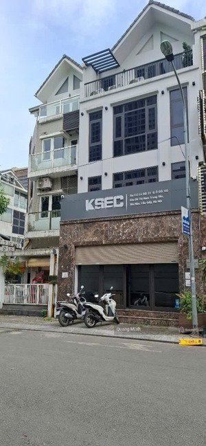 cho thuê tòa nhà số 7a ngõ 30 nguyễn thị định. dt: 80m2 x 7t. mt: 5,5m. có thang máy. tk: sàn thông