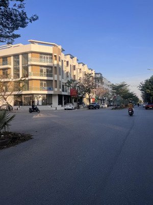 bán căn góc liền kề mặt tiền 25m đường trước nhà 25m cạnh chung cư