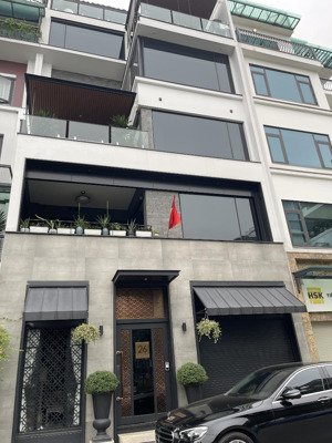 cho thuê nhà phân lô tại cự lộc, ngã tư sở. dt: 90 m * 5.5 tầng.mt: 6m . thông sàn, thang máy