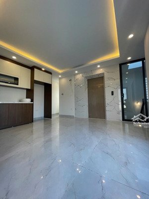 bán nhà ngõ 42 sài đồng, dt: 69m2, 5 tầng thang máy, mt: 6m, 9.8 tỷ. nhà mới full nội thất, gần hồ.