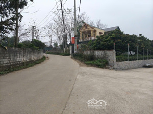 2,3 tỷ sở hữu lô góc 2 mặt tiền dt 300m2 có 150m thổ cư, cách tỉnh lộ chỉ 300m, đường 3 ô tô tránh