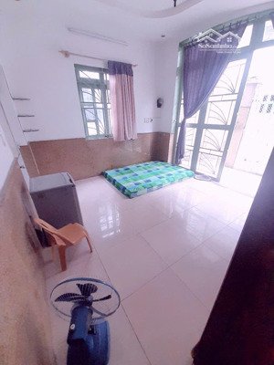 phòng trọ tân phú giá rẻ, đầy đủ nội thất, cửa sổ thoáng mát