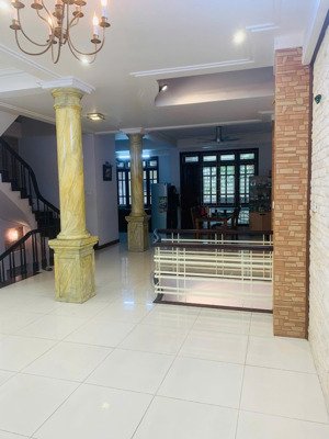 cho thuê biệt thự kđt mỹ đình, dt 125m2, 4 tầng, mặt tiền 7m. giá 40 triệu/tháng. nhận nhà ngay