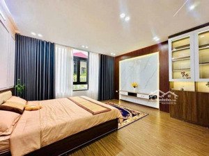 +hoàng văn thái 12,6 tỷ .6 tầng .ô tô đỗ cửa được.tiện ích trường chợ.dân trí cao .