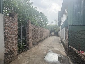 bán 50m2 đất sổ đỏ phường long biên đường thông 3.5m xe 16 chỗ vào giá 5.5 tỷ lh: 