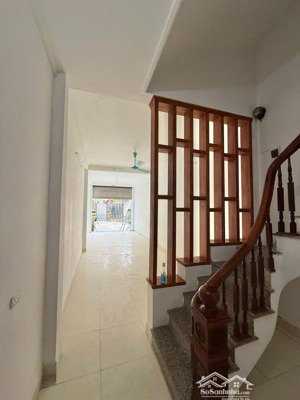 cần bán gấp nhà 5 tầng 52m2 ngõ ô tô, gần hv tài chính, đh mỏ, bệnh viên phương đông.