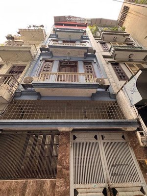 bán nhà dân xây kcbt phố yên lãng đống đa 50m, mặt tiền 4.5m. đường trước nhà 3m, gần sát phố.