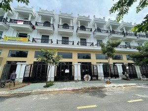 nhà 4x13m, ngay ngã tư ga, 3 lầu chỉ 5,6 tỷ. đường vỉa hè cây xanh, khu đồng bộ an ninh văn minh