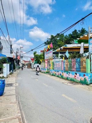 cần bán căn nhà trệt lầu mặt tiền đường nhựa thông sân oto ngay trung tâm tp dĩ an