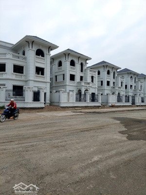 hơn 140 tr/m2 bán căn đơn lập cạnh hồ bt vườn cam 340 m². xây 3 tầng. sổ lâu dài. sẵn nhà