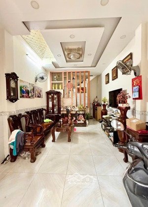 gấp bán nhà đẹp, hẻm ô tô, 4 tầng btct sát công viên gia định, phạm văn đồng, ngang 5 m nhỉnh 9 tỷ