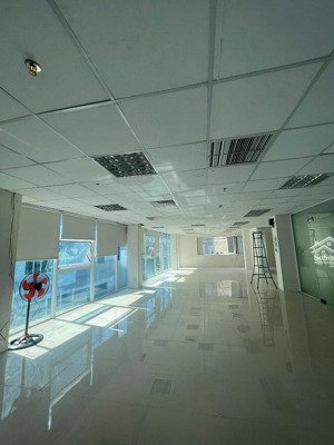 văn phòng huỳnh văn bánh 142m2 ngay khúc lê văn sỹ - trần huy liệu, view kính thoáng mát