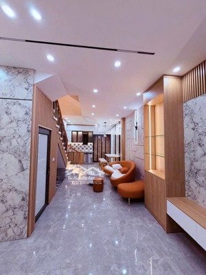 7 tỷ nhỉnh có ngay nhà 47m, ngọc thụy, gần mipec , mới tinh ,phun nội thất