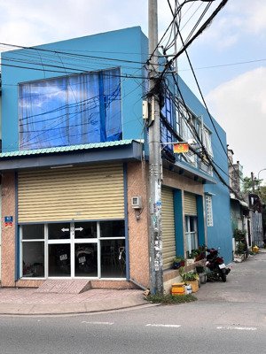 nhà 2 mặt tiền đường lớn và hẻm bên hông rộng đẹp. dân cư hiền hòa chân thật