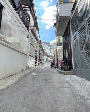 bán căn nhà mới ngô quyền - đà lạt, gần chợ số 4 ngô quyền, cách hồ xh 2km. nhà 65m- srxd- 4 tỷ860