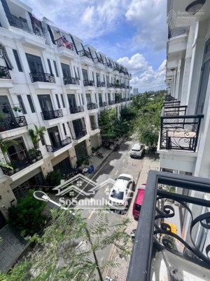 cần bán nhà phố liền kề, cách sông sài gòn 50m, đang có dự án làm bờ kè ven sông.