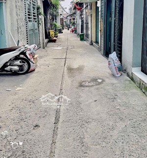 hiếm - 5 phòng nhé - nhà 3 tầng kiên cố đủ công năng - xây kiểu lệch tầng - vào ở ngay