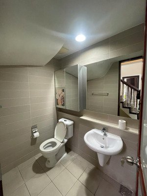 cho thuê nhà như hình vừa mới chụp tại splendora 126 m2, 4 ngủ, 4 tầng giá 19 triệu lh 