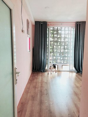 phòng khép kín, yên tĩnh dân trí cao, cửa sổ lớn, free :chỗ để xe rộng rãi, wifi, đổ rác