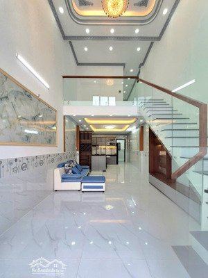 bán nhà riêng có phòng ngủ dưới đất giá 4.9 tỷ diện 4x19m, 3 phòng ngủ rộng rãi